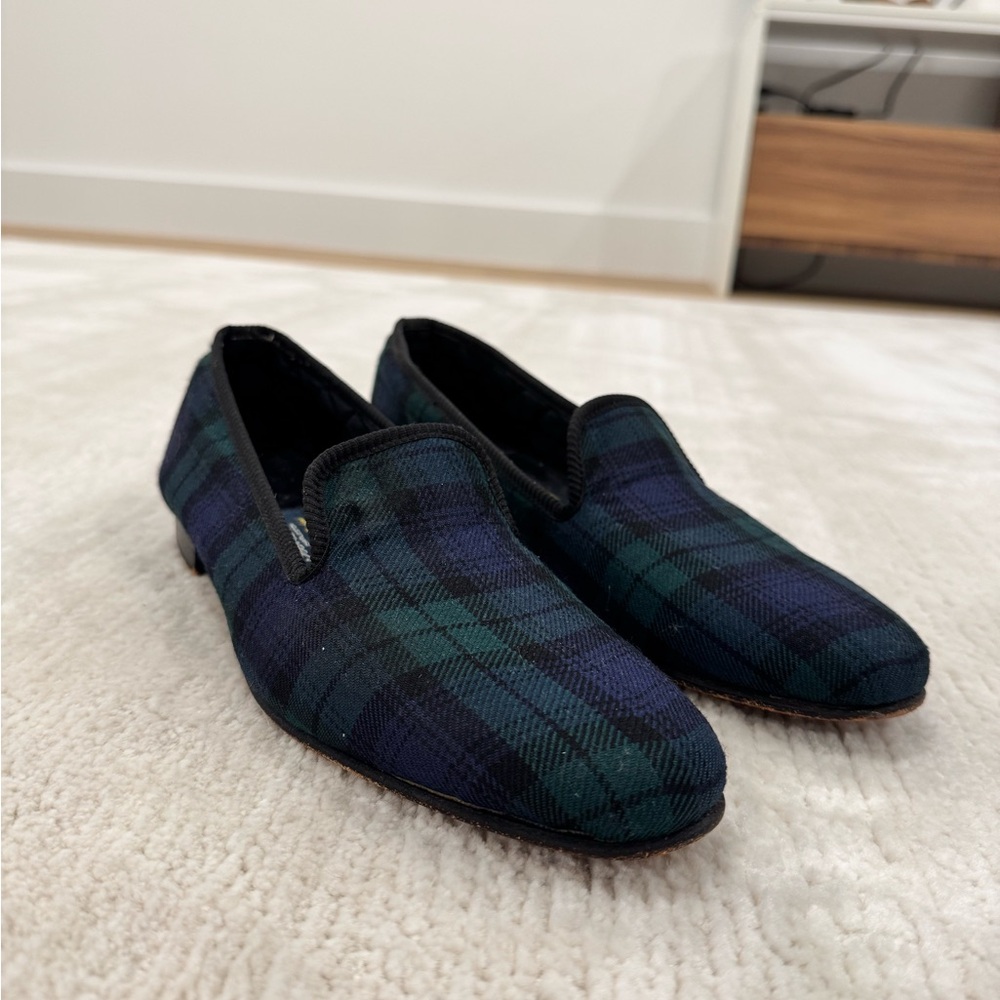 Elegant Plaid Loafers in Black and Green - Picture 2 of 15
